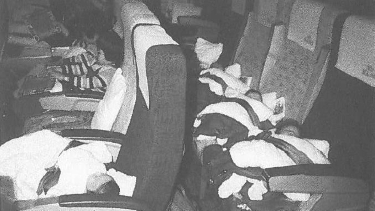 Deca leže na putničkim stolicama u avionu