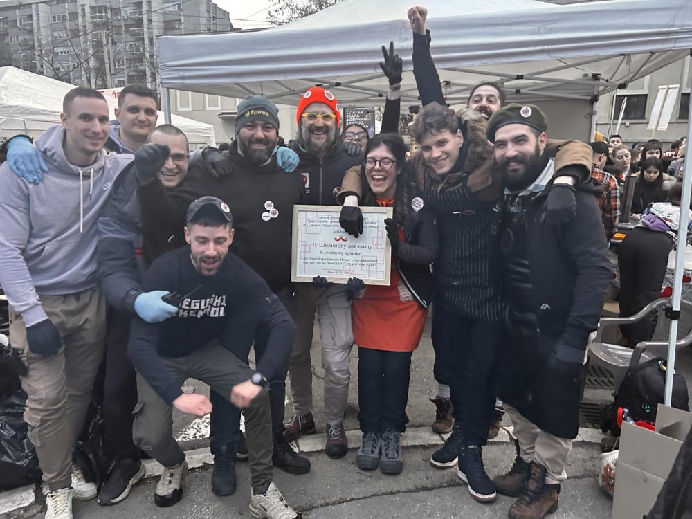 Kotlići, palačinke ili hleb sa mašću i paprikom, samo ne sendviči: Šta se sve kuvalo za goste protesta u Nišu? 8