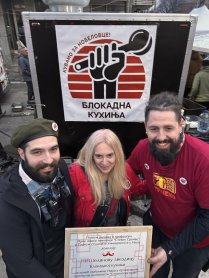 Kotlići, palačinke ili hleb sa mašću i paprikom, samo ne sendviči: Šta se sve kuvalo za goste protesta u Nišu? 7