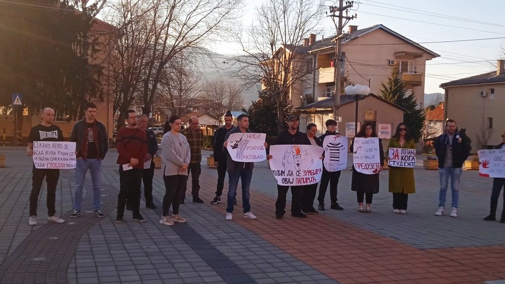 "Ono što je mene isteralo iz kuće, isteralo je i vas": Protesti u Velikom Bonjincu i Gadžinom Hanu, koje je država "zaboravila" 4 "Ono što je mene isteralo iz kuće, isteralo je i vas": Protesti u Velikom Bonjincu i Gadžinom Hanu, koje je država "zaboravila" 4