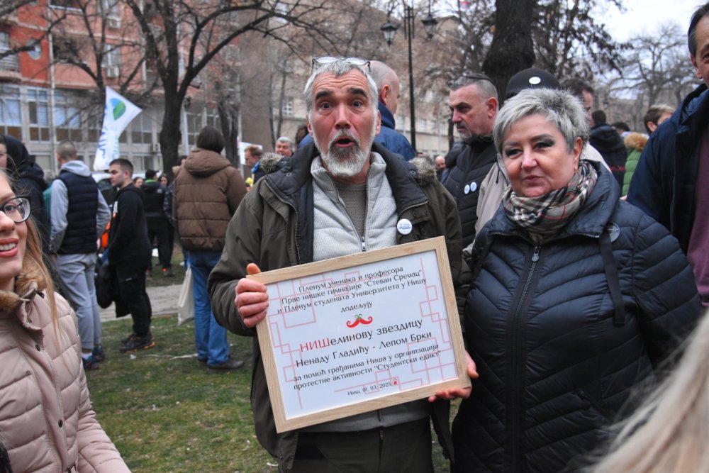 Kotlići, palačinke ili hleb sa mašću i paprikom, samo ne sendviči: Šta se sve kuvalo za goste protesta u Nišu? 2