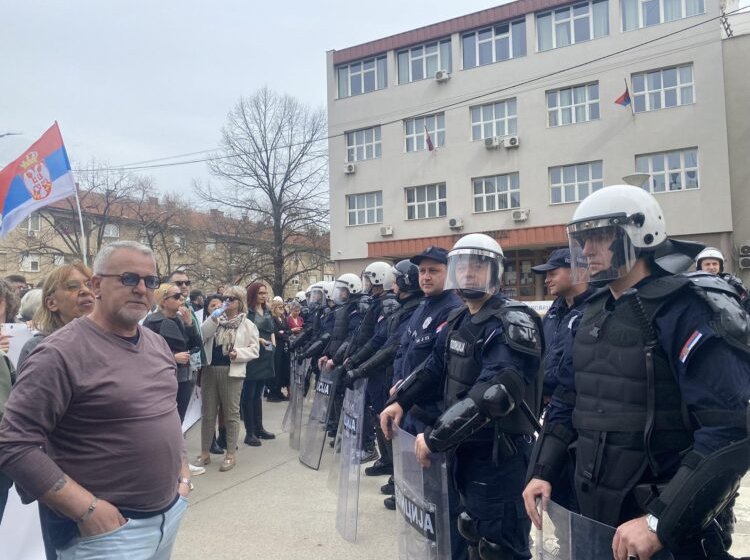 U Leskovcu priveden profesor Gimnazije, pokušao da ode na razgovor s Vučićem 1