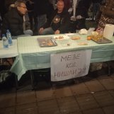 Kotlići, palačinke ili hleb sa mašću i paprikom, samo ne sendviči: Šta se sve kuvalo za goste protesta u Nišu? 5