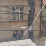 "Ovo je pokušaj ubistva, ali pozivam na razum": Dr Dragan Milić o rupi na prozoru njegovog stana u Nišu koju je "verovatno napravio projektil" 3