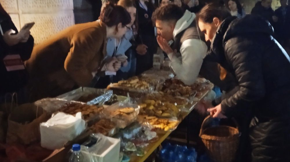Kotlići, palačinke ili hleb sa mašću i paprikom, samo ne sendviči: Šta se sve kuvalo za goste protesta u Nišu? 1