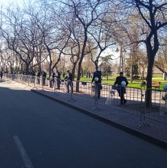 Blokada centralnih ulica, metalne ograde i kordoni policije u Nišu: Na partijski sastanak SNS ipak nisu došli najviši funkcioneri- "iz bezbednosnih razloga" 8