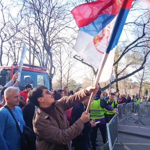 Blokada centralnih ulica, metalne ograde i kordoni policije u Nišu: Na partijski sastanak SNS ipak nisu došli najviši funkcioneri- "iz bezbednosnih razloga" 4