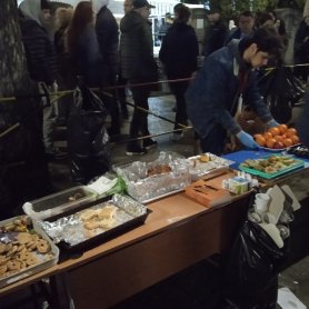 Kotlići, palačinke ili hleb sa mašću i paprikom, samo ne sendviči: Šta se sve kuvalo za goste protesta u Nišu? 6