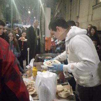 Kotlići, palačinke ili hleb sa mašću i paprikom, samo ne sendviči: Šta se sve kuvalo za goste protesta u Nišu? 3