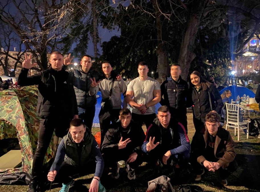 Artinović i aktivisti SNS u Pionirskom parku "Profesor koji u Pionirskom parku glumi studenta i pritisci na maturante u blokadi": Upozoravajući dopis grupe profesora upravi Umetničke škole u Nišu 2