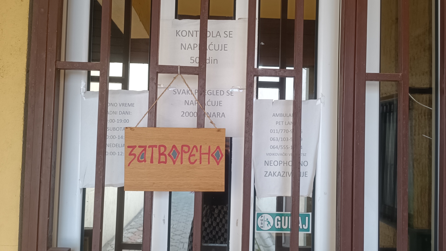 Više protest nego generalni štrajk: Sunčan dan i 8. mart napunili kafiće i prodavnice 3 Više protest nego generalni štrajk: Sunčan dan i 8. mart napunili kafiće i prodavnice 3