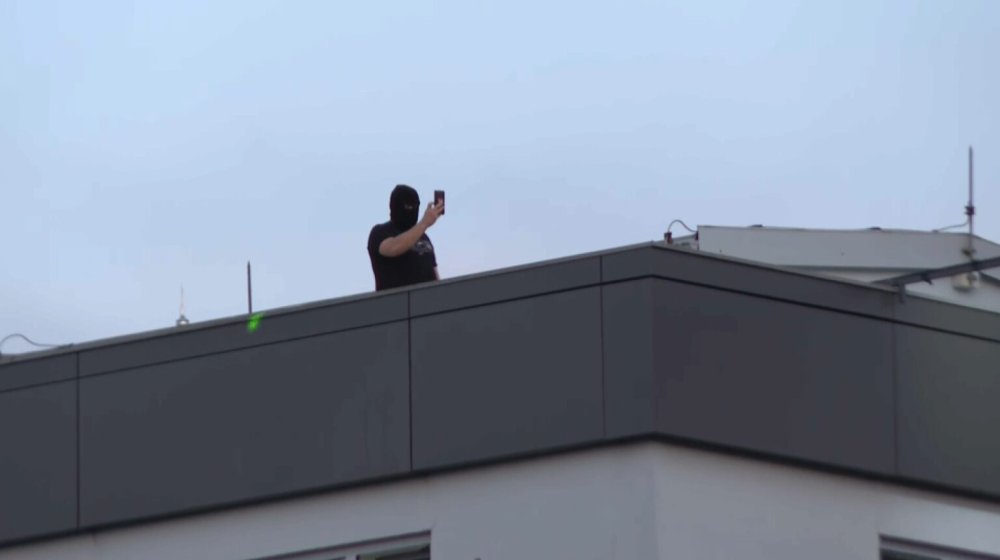 Grupa ljudi sa fantomkama na krovu zgrade Informera 1