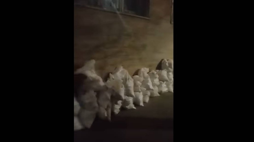 džakovi s kamenjem u gradu