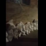 džakovi s kamenjem u gradu