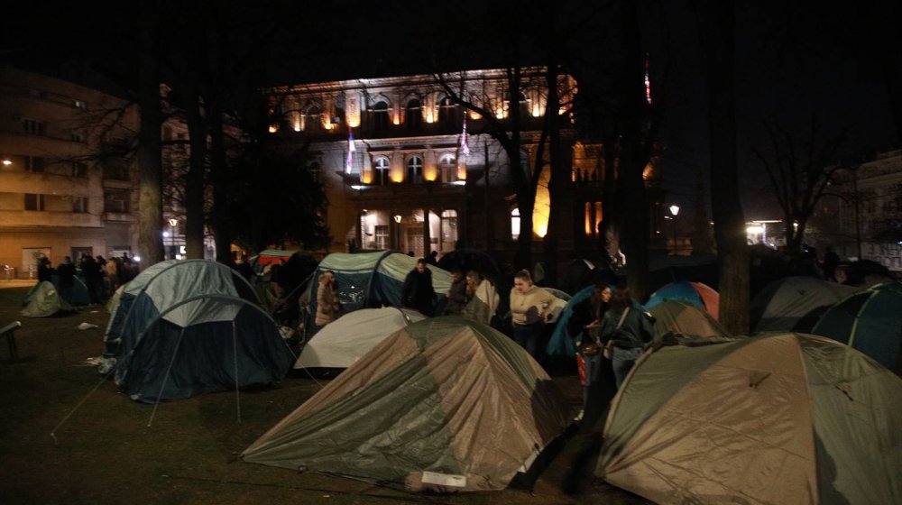 studeni ispred Predsedništva