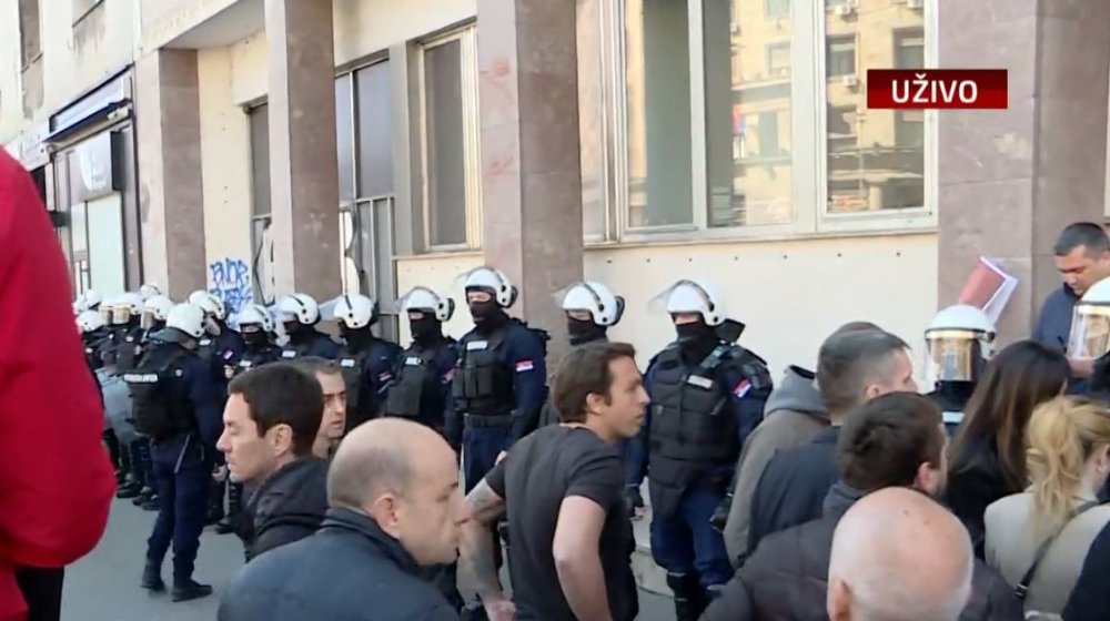 Povređena žena ispred Gradske uprave, dok su odbornici SNS izlazili sa sednice Skupštine grada (VIDEO) 1