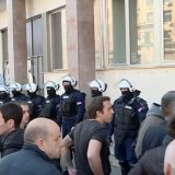 Povređena žena ispred Gradske uprave, dok su odbornici SNS izlazili sa sednice Skupštine grada (VIDEO) 4