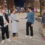 Studenti iz Beograda kolegama uručili pozivnicu za 15. mart na mitrovačkom šetalištu 3