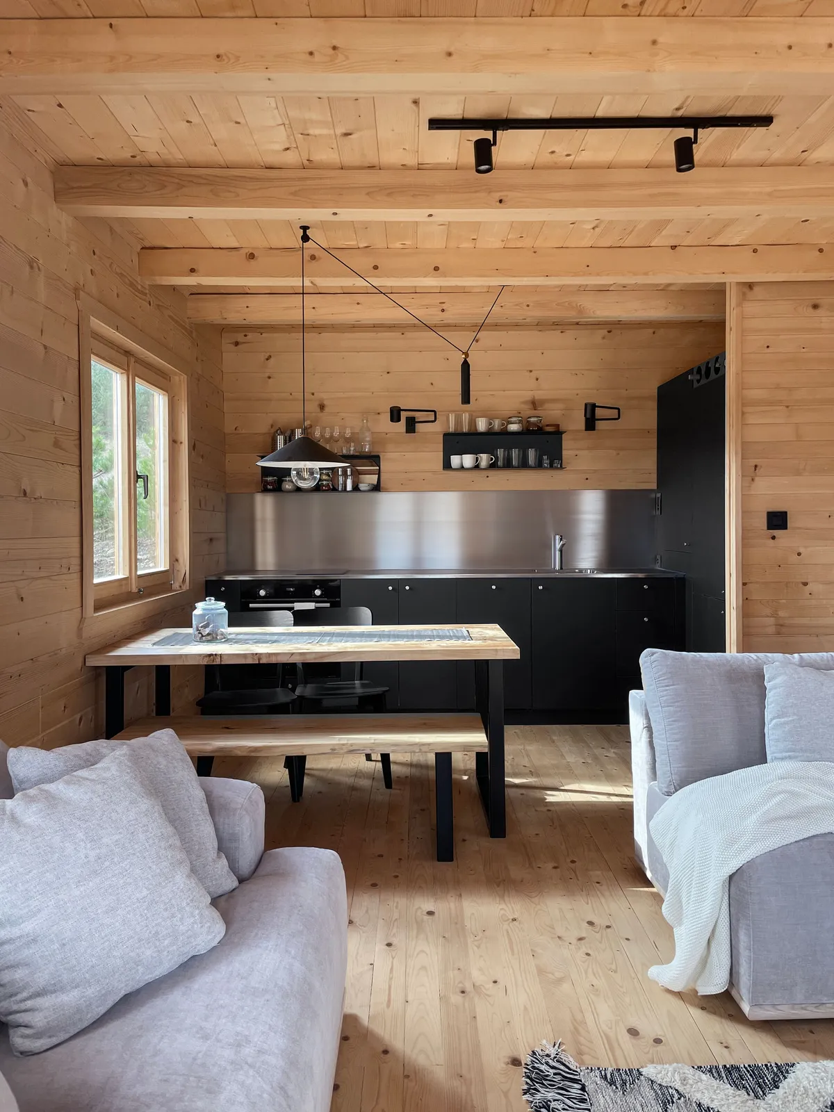 Ako je ušuškana planinska kuća vaš san, ova brvnara na Divčibarama može vam poslužiti kao odlična inspiracija 3