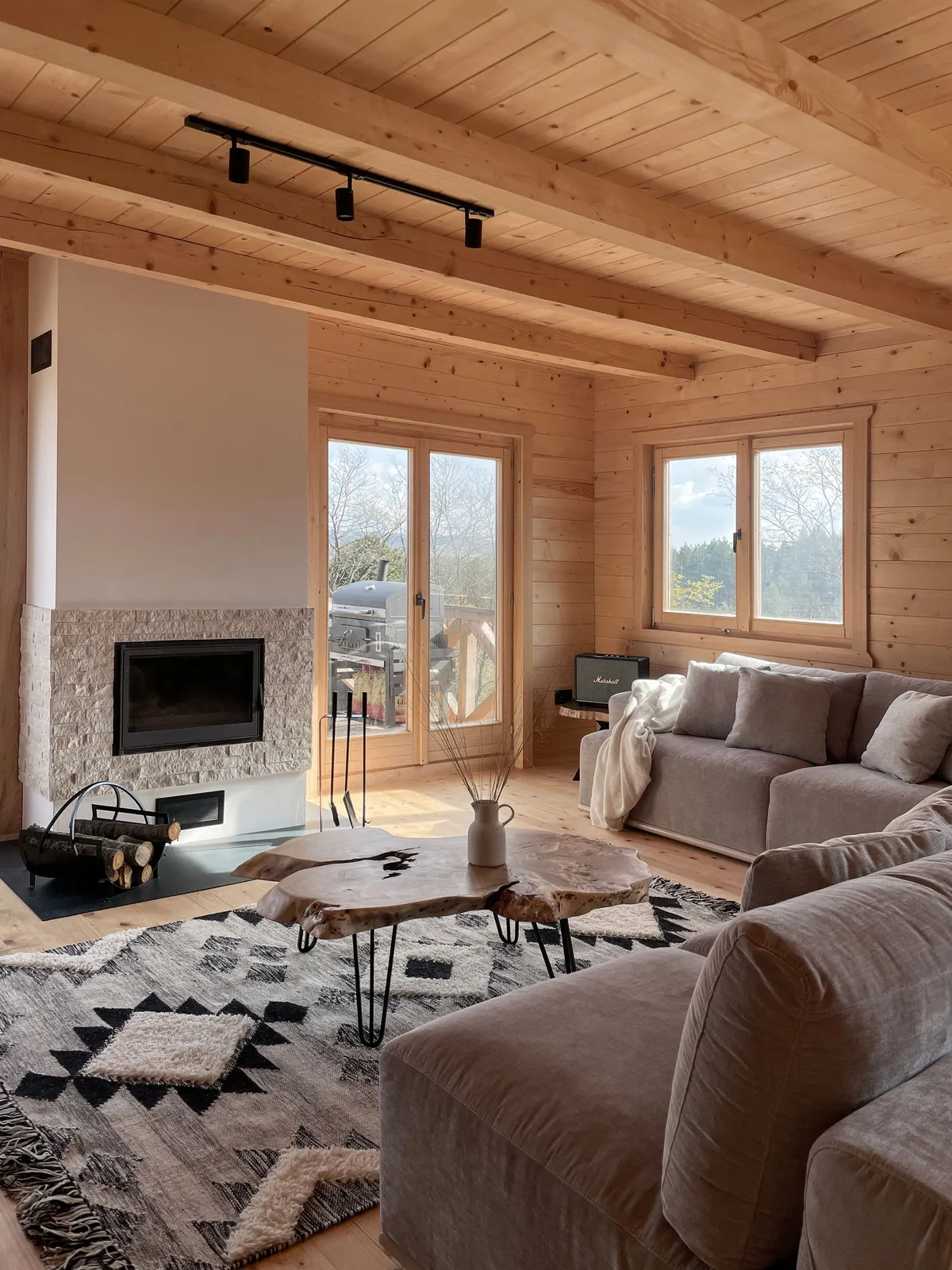 Ako je ušuškana planinska kuća vaš san, ova brvnara na Divčibarama može vam poslužiti kao odlična inspiracija 2