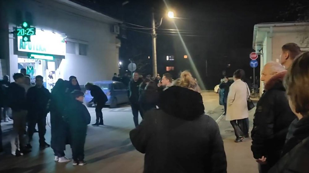 Građani zviždali zdravstvenim radnicima ispred Dečijeg dispanzera u Leskovcu zbog smrti sedmogodišnjaka 1