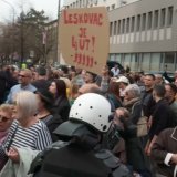 Skandiranje i blokada u Leskovcu, Vučić u Narodnom pozorištu sa građanima 6