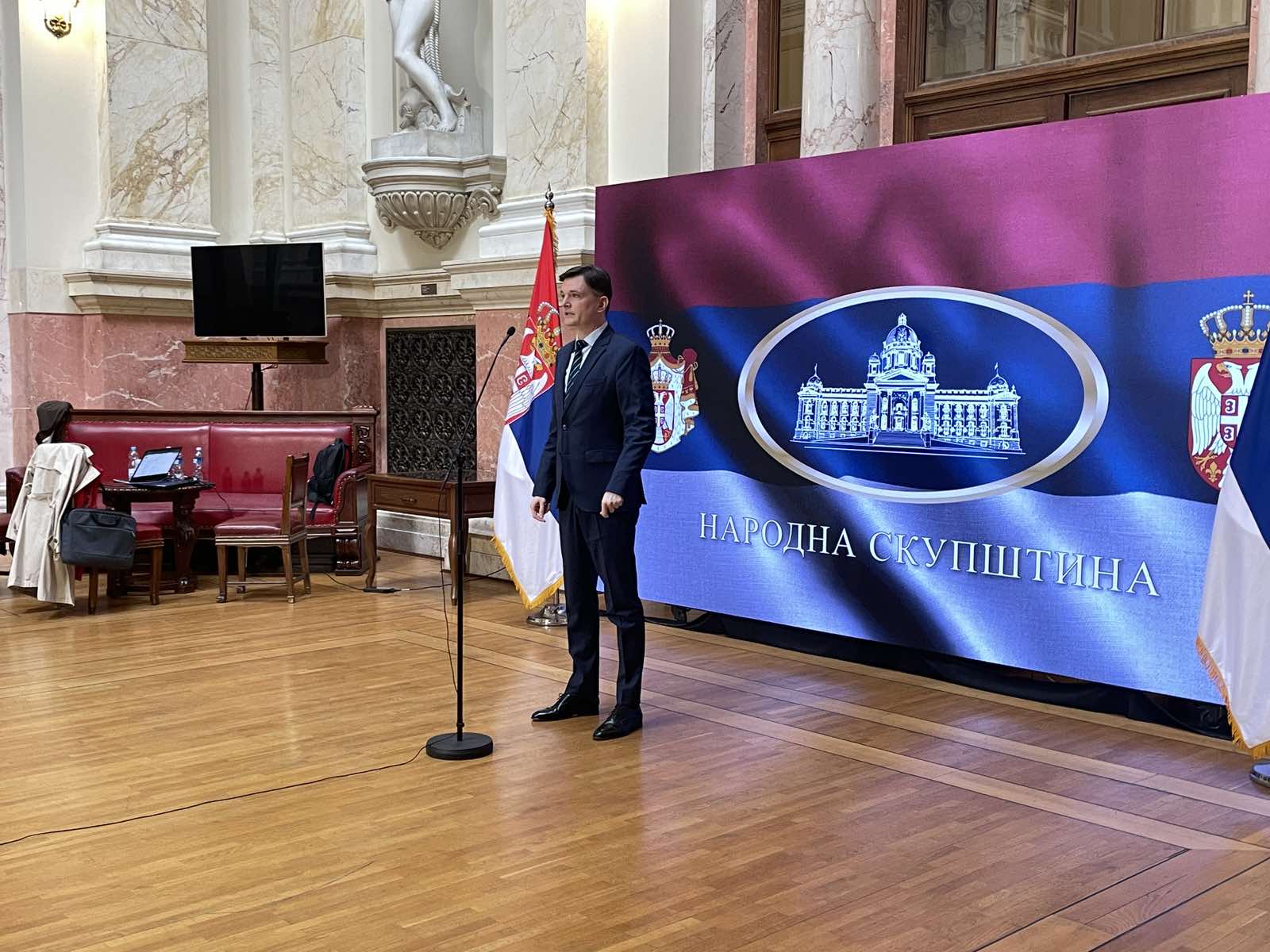 Kako su u Skupštinu unete dimne bombe: Šta kaže opozicija, a šta vlast? 4 Kako su u Skupštinu unete dimne bombe: Šta kaže opozicija, a šta vlast? 4