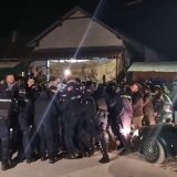 Gradonačelnik Kraljeva prisustvovao sastanku SNS-a u Miločaju, građani ga dočekali jajima, došlo do koškanja s policijom (VIDEO) 4