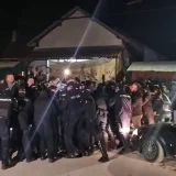 Gradonačelnik Kraljeva prisustvovao sastanku SNS-a u Miločaju, građani ga dočekali jajima, došlo do koškanja s policijom (VIDEO) 4