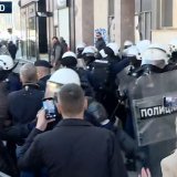 Nemiri posle sednice Skupštine Beograda, policija intervenisala i privela nekoliko ljudi (FOTO/VIDEO) 4