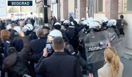 Nemiri posle sednice Skupštine Beograda, policija intervenisala i privela nekoliko ljudi (FOTO/VIDEO) 7