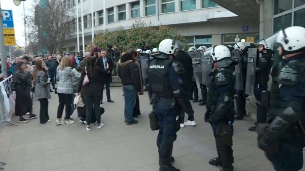 POKS: Kriminalci poklanjaju telefone policiji kao mito za prebijanje studenata i građana 1