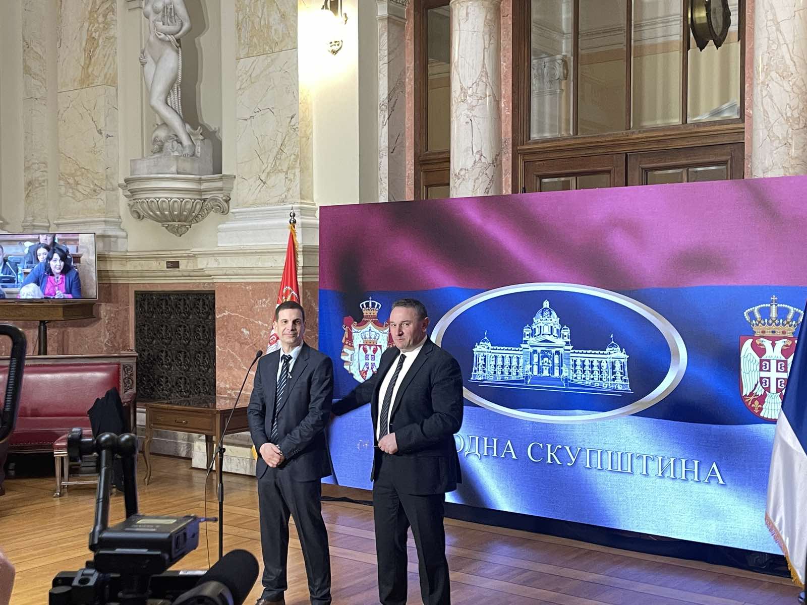 Poruke poslanika opozicije iz hola Skupštine 2 Poruke poslanika opozicije iz hola Skupštine 2