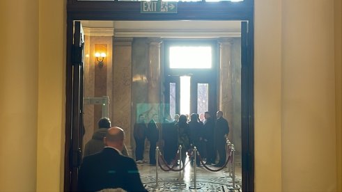 obezbeđenje Skupština Završena sednica Skupštine, Ana Brnabić pozvala poslanike većine da očiste salu, pošto policija izvrši uviđaj (FOTO/VIDEO) 27