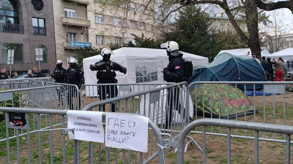 Policijska brigada u kampu kod Predsedništva (VIDEO) 1