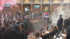 ponovo dimne bombe skupstina 4. mart Kako izgleda novi haos u Skupštini Srbije: Beli poslanici i ministri (FOTO/VIDEO) 4