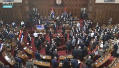 skupstina, bombe, incident Kako izgleda novi haos u Skupštini Srbije: Beli poslanici i ministri (FOTO/VIDEO) 5