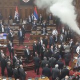 Britanski Gardijan o neredima na sednici Skupštine Srbije 9