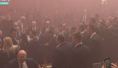 poslanici u dimu Završena sednica Skupštine, Ana Brnabić pozvala poslanike većine da očiste salu, pošto policija izvrši uviđaj (FOTO/VIDEO) 4