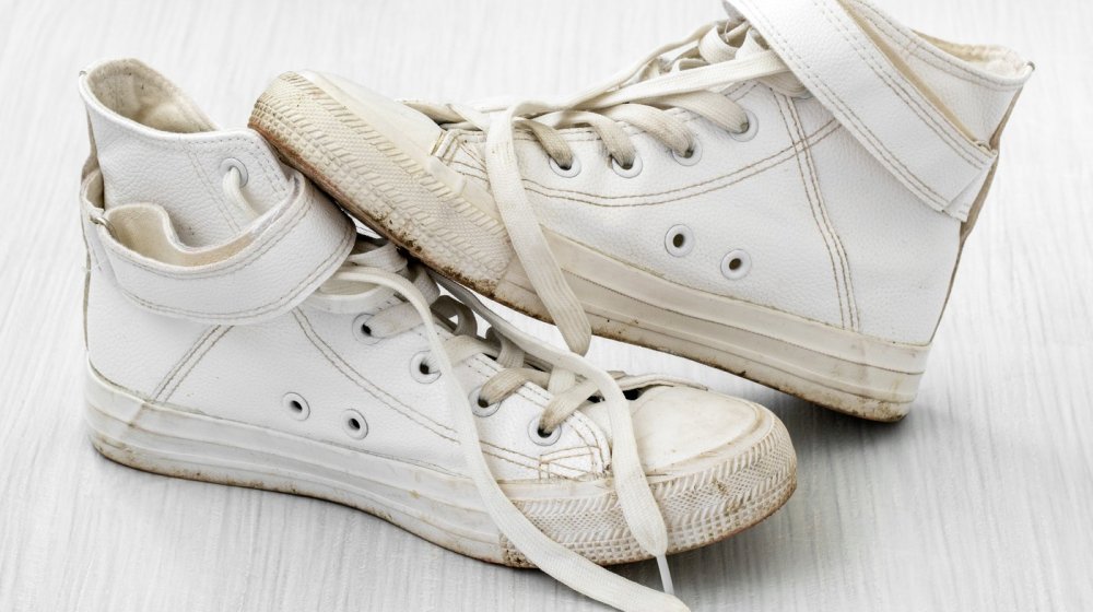 Kako najefikasnije očistiti bele patike: Uz ove trikove biće kao nove 1