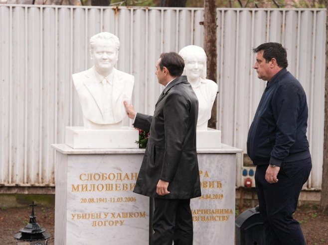 Dve grupe socijalista i radikali obeležili godišnjicu smrti Slobodana Miloševića 2 Dve grupe socijalista i radikali obeležili godišnjicu smrti Slobodana Miloševića 2