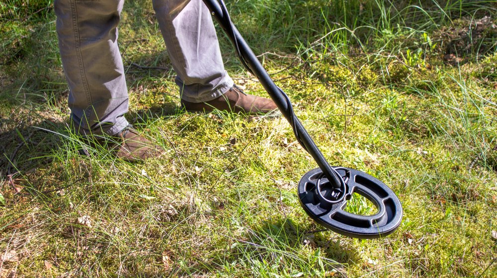Policija zatekla dva muškarca u ataru sela Manđelos: Istraživali zemljište metal-detektorima, našli im 30 arheoloških predmeta 1