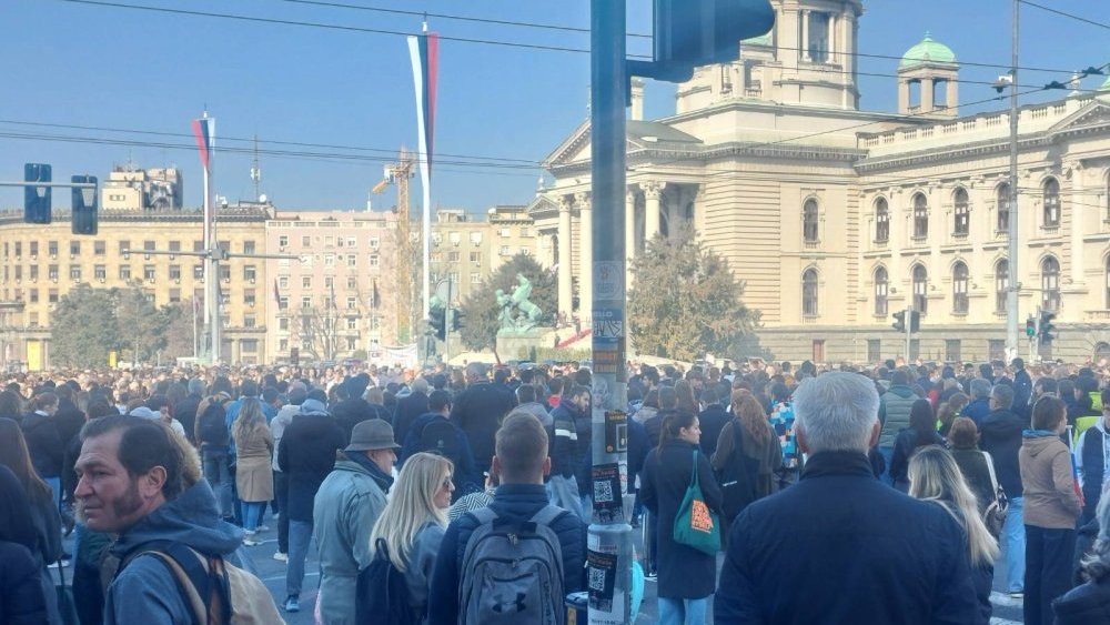 Blokada ispred Skupštine: Nakon 15 minuta tišine, građani gađali jajima zgradu, uzvikuju "Odlazi" i "Pumpaj" (VIDEO, FOTO) 2 Blokada ispred Skupštine: Nakon 15 minuta tišine, građani gađali jajima zgradu, uzvikuju "Odlazi" i "Pumpaj" (VIDEO, FOTO) 2