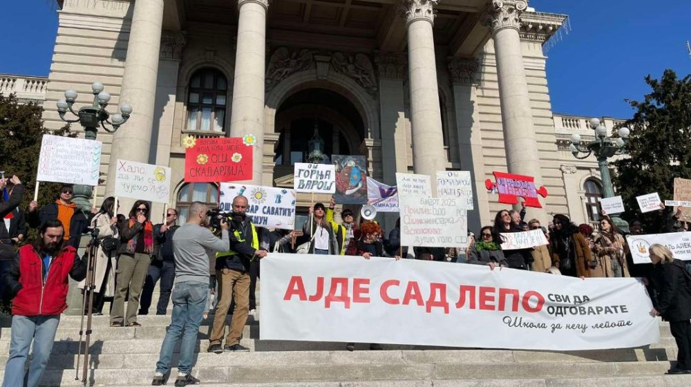 Blokada ispred Skupštine: Nakon 15 minuta tišine, građani gađali jajima zgradu, uzvikuju "Odlazi" i "Pumpaj" (VIDEO, FOTO) 1