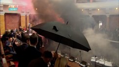 skupština srbije haos, neredi u skupštini, šok bombe Završena sednica Skupštine, Ana Brnabić pozvala poslanike većine da očiste salu, pošto policija izvrši uviđaj (FOTO/VIDEO) 23