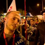student na protestu u Novom Sadu