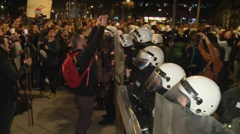 "Dođite po sendviče": Demonstranti "pozdravili" studente koji kampuju ispred Predsedništva, kordon policije između dve grupe (VIDEO) 1