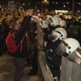 "Dođite po sendviče": Demonstranti "pozdravili" studente koji kampuju ispred Predsedništva, kordon policije između dve grupe (VIDEO) 1
