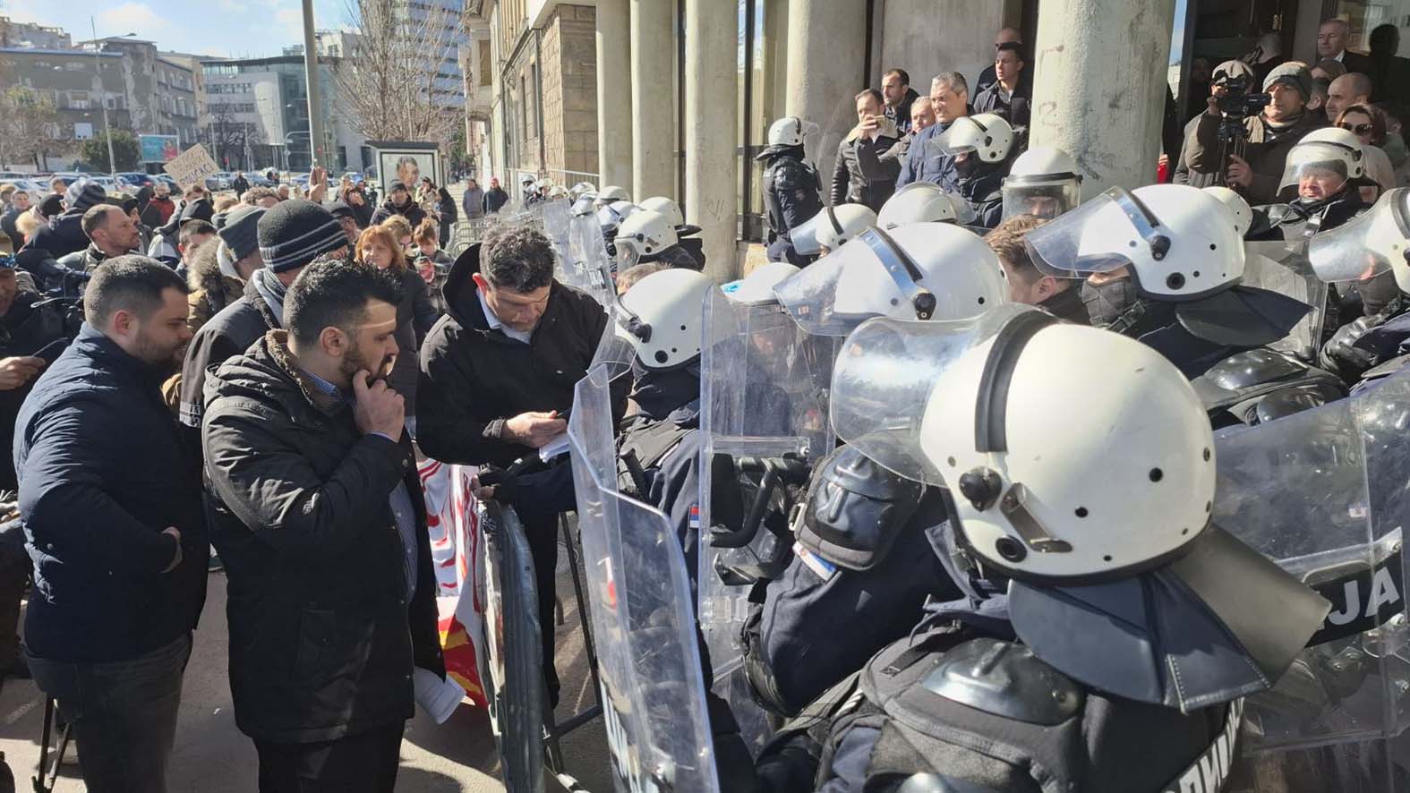 Studenti i građani protestuju ispred Skupštine grada u Novom Sadu: Ponovo im odbijen zahtev da prisustvuju sednici 2