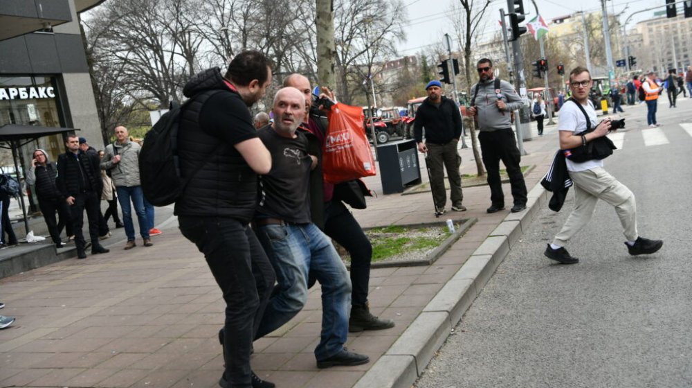 Muškarac ispred Skupštine prišao redarima i pretio bombama, ubrzo priveden 1